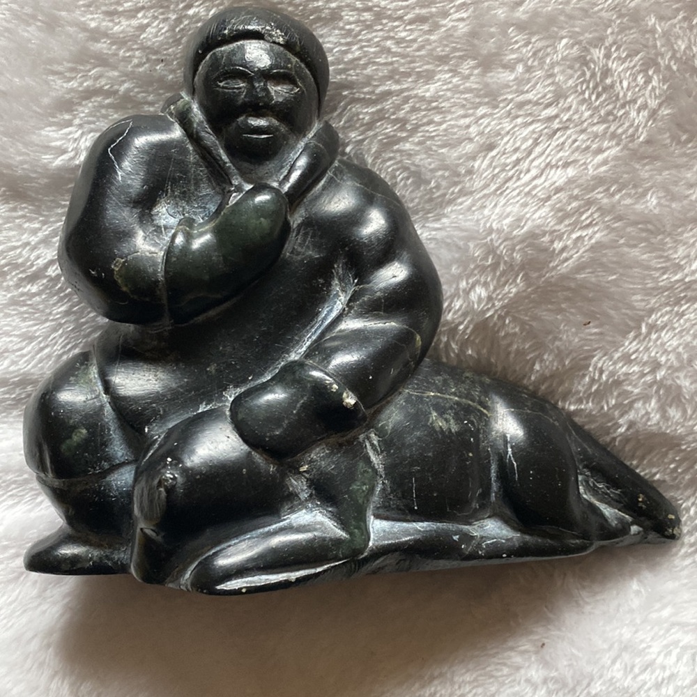 Vintage Inuit steatite soapstone carved sculpture black - disc # E9-821
